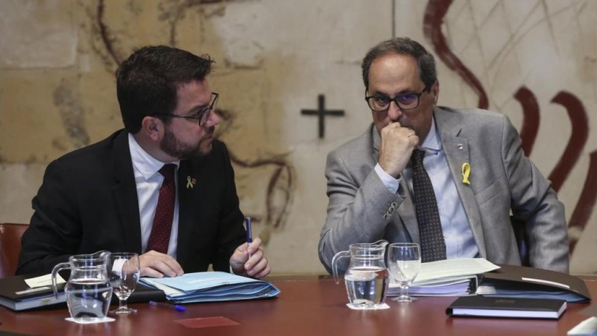 Pere Aragonès y Quim Torra, este martes, en la reunión del Govern-DANNY CAMINAL