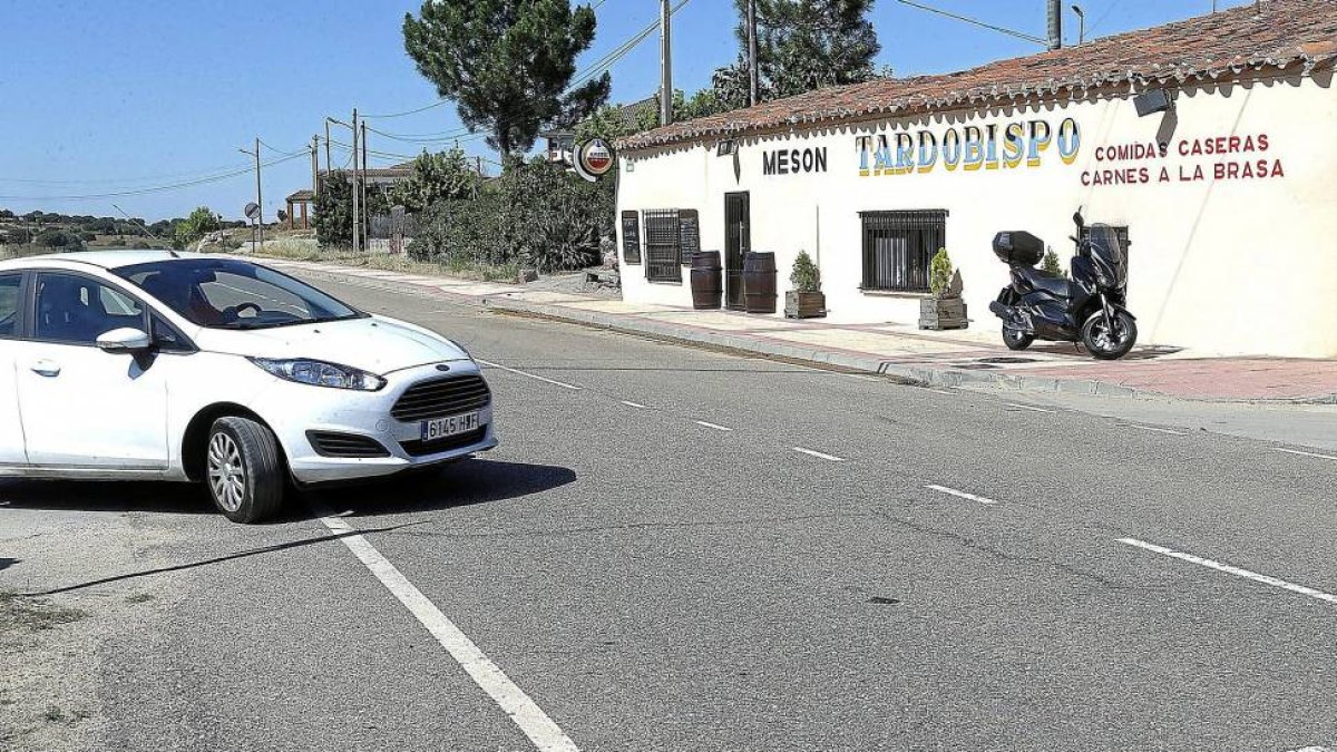 Mesón donde un coche arrolló a varias personas que estaban en la terraza. I-Ical