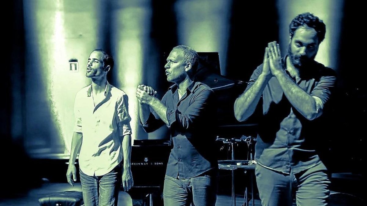 Cohen, en el centro, junto a sus músicos.-JAREK MISIEWICZ