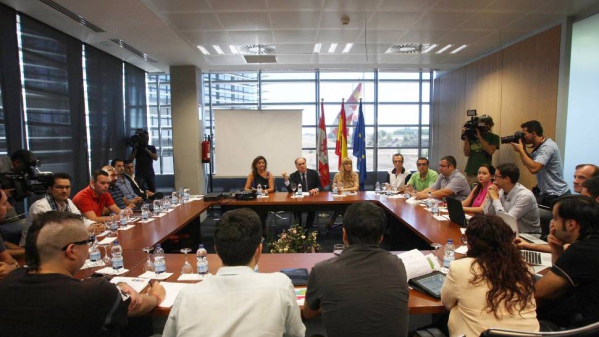 El consejero de Economía y Empleo, Tomás Villanueva, mantiene un encuentro con los promotores de 13 proyectos innovadores seleccionados por la 'Aceleradora Ade 2020' para iniciar el proceso de tutorización de los proyectos en los próximos dos años-Ical