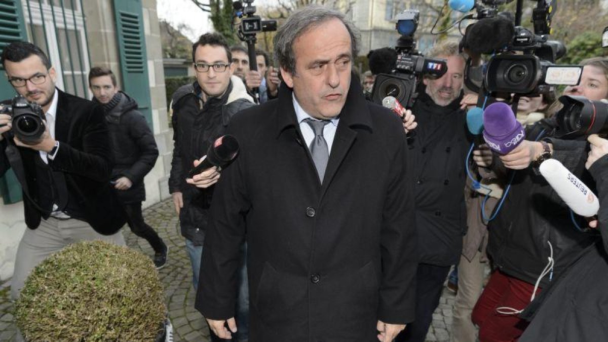 Fotografía de archivo tomada el 8 de diciembre de 2015 que muestra al presidente de la UEFA, Michel Platini, a su llegada a una vista en el Tribunal de Arbitraje Deportivo (TAS) en Lausana (Suiza).-EFE
