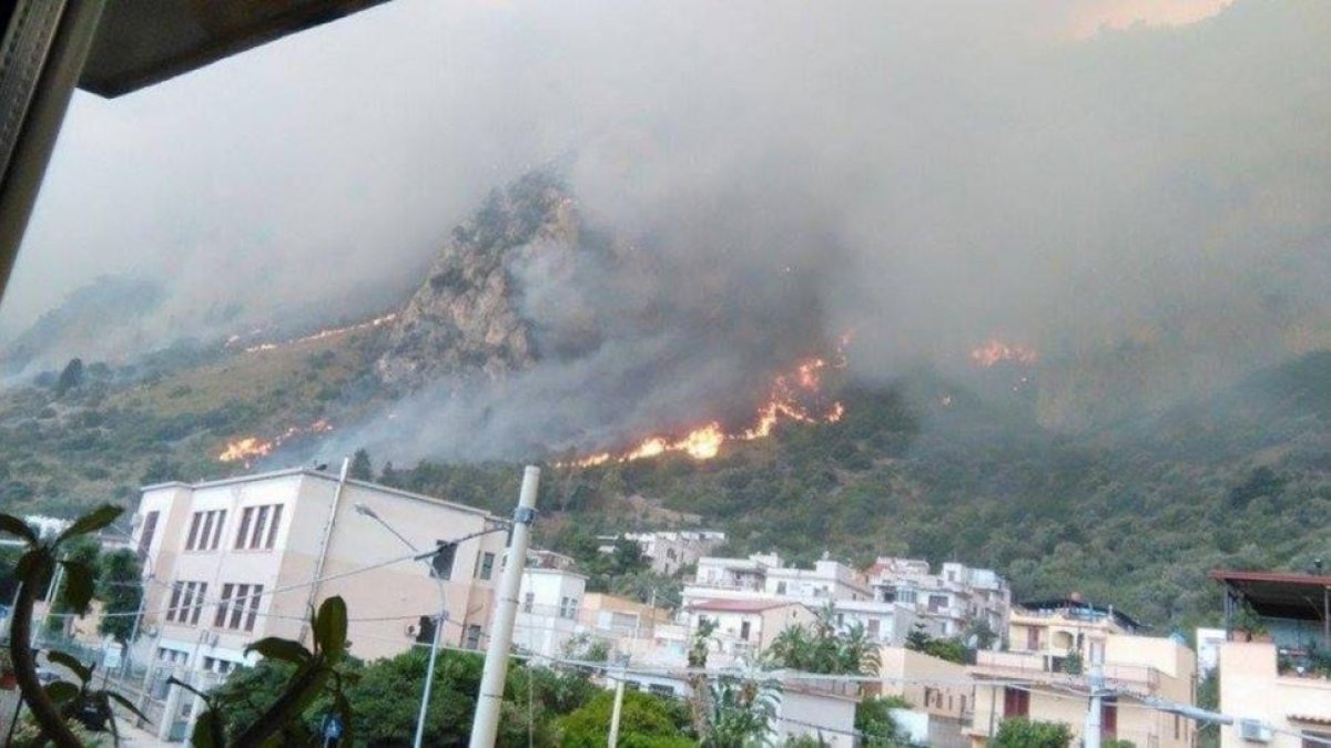 Llamas y humo en un incendio declarado en Sicilia, el 16 de junio.-FACEBOOK / AIR NAVAL STATION SIGONELLA
