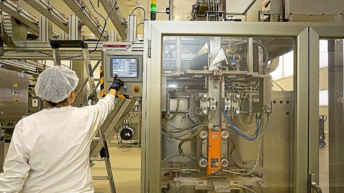 Trabajadora de una fábrica de Palencia.-MIGUEL ÁNGEL SANTOS (PHOTOGENIC)