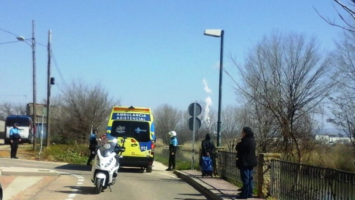Policía municipal y una ambulancia en el lugar en el que se ha hallado el cuerpo.-E.M.