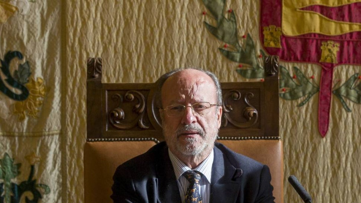 El alcalde de Valladolid, Francisco Javier León de la Riva en una rueda de prensa en el Ayuntamiento-Pablo Requejo