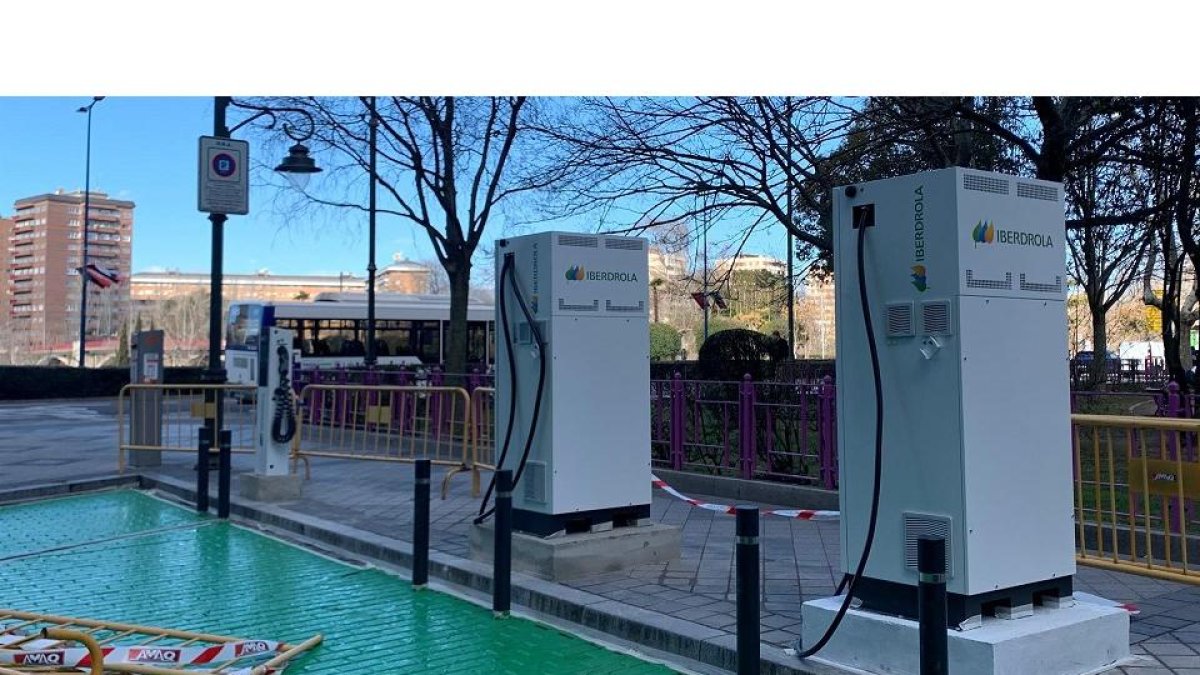 Nueva estación de recarga de vehículos eléctricos en la plaza de Poniente de Valladolid. -E. PRESS