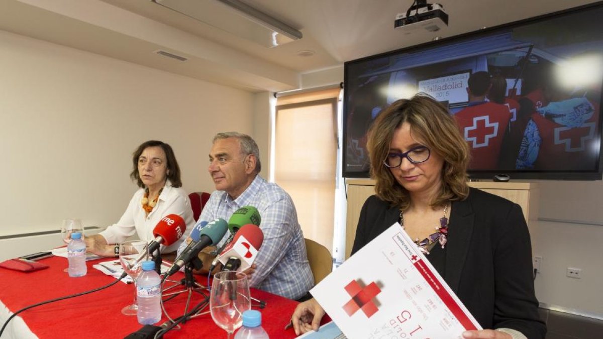 El delegado especial de Cruz Roja en Valladolid, José Ignacio de Luis Páez (C), la coordinadora provincial Laura fraile Arroyo (D) y la secretaría provincial Rosa Marta lobo González (I), presentan la memoria anual.-ICAL