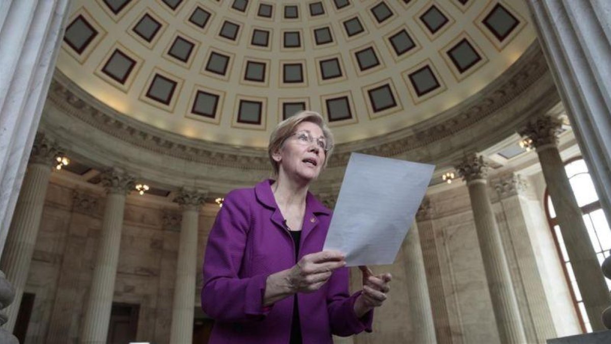 Elizabeth Warren, leyendo la carta fuera de la Cámara.-AP / J Scott Applewhite