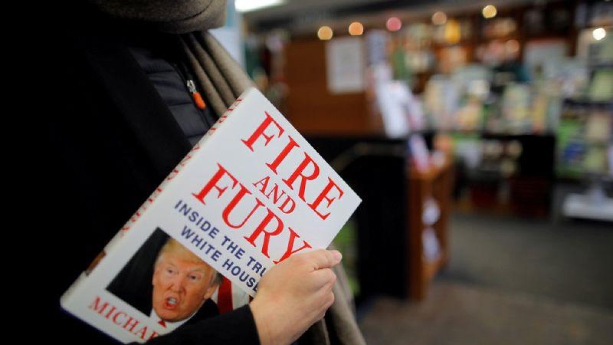 Una mujer sostiene un ejemplar de Fire and Fury, en una librería de Washington (EEUU).-CARLOS BARRIA (REUTERS)