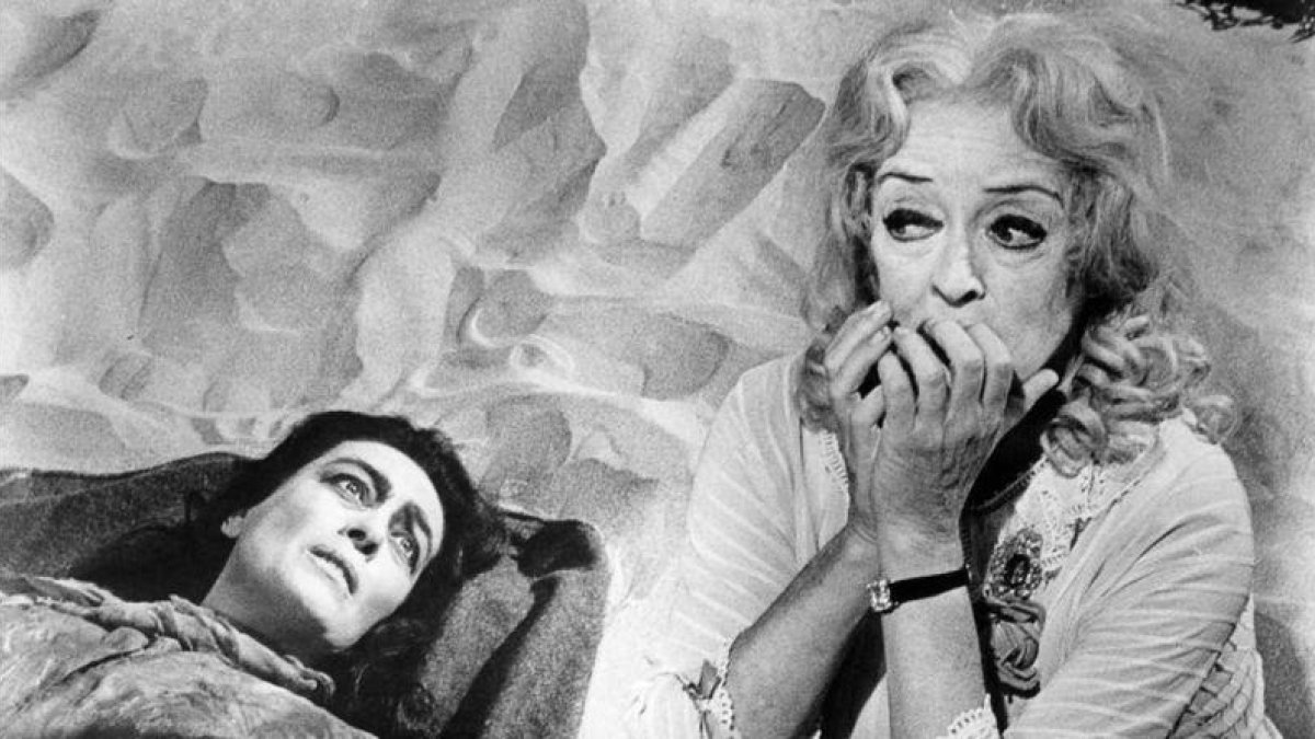 Joan Crawford y Bette Davis, en una escena de la película ¿Qué fue de Baby Jane?.-EL PERIÓDICO