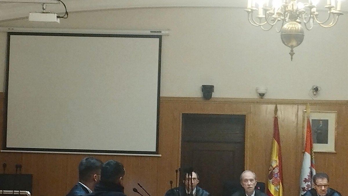 El traficante, en primer plano, durante la vista de conformidad celebrada este miércoles en la Audiencia de Valladolid. -EP