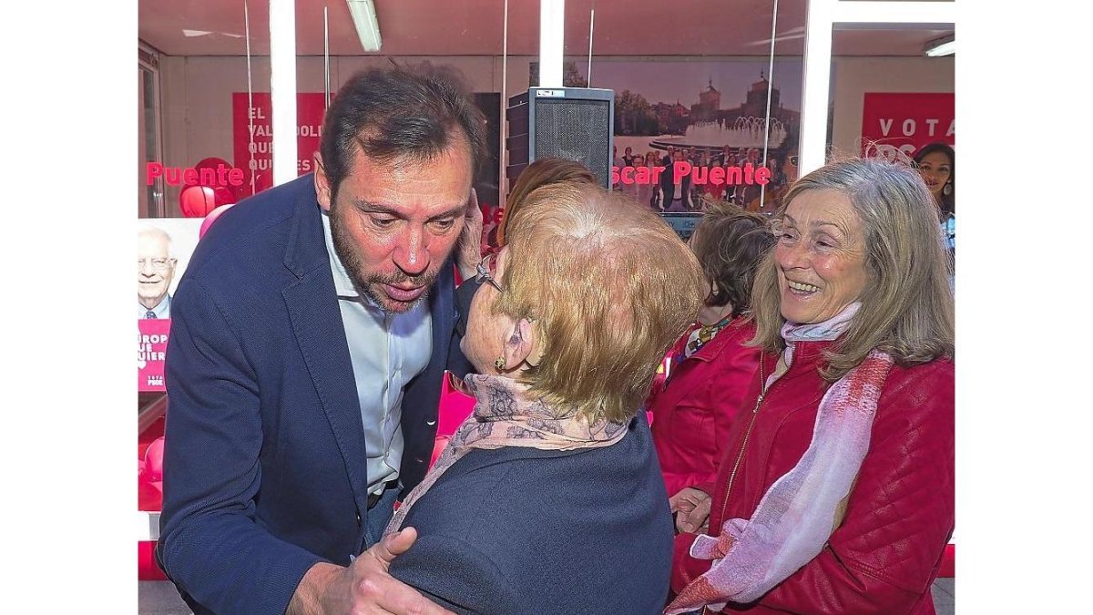 Óscar Puente en un acto de campaña electoral ayer, junto a la caseta del partido en la laza de Fuente Dorada.-ICAL
