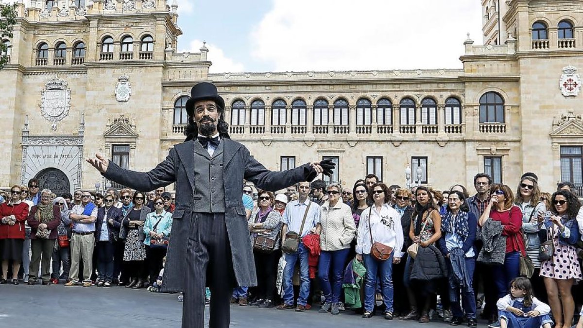 Uno de los actores de Azar Teatro, en el papel de José Zorrilla, inicia la ruta teatralizada que congregó a medio millar de espectadores-J.M. Lostau
