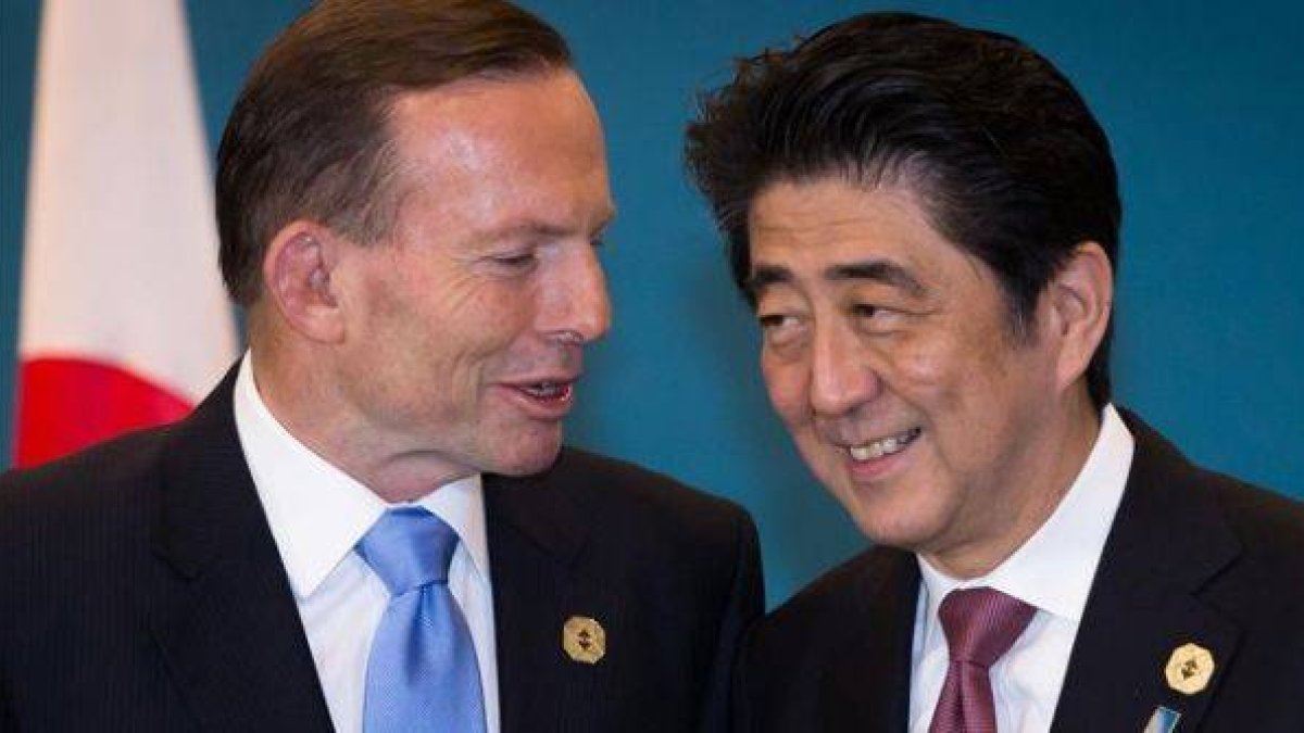 Abe (derecha) junto al primer ministro australiano, Tony Abbott, en la cumbre del G-20 en Brisbane, el 16 de noviembre.-Foto: AFP