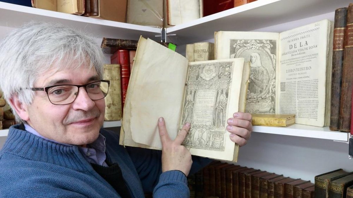 Antonio Lorenzo atesora entre sus fondos un libro sobre la religiosa y mística vallisoletana Marina Escobar, declarada «venerable» por la Iglesia católica.-J.M. LOSTAU