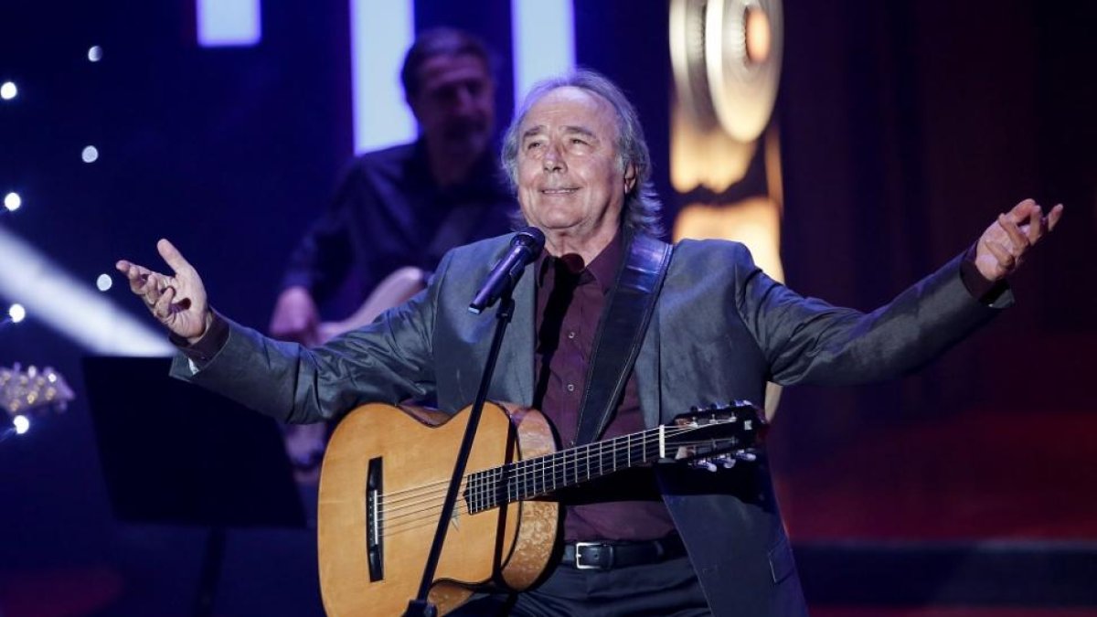 Serrat durante una actuación.-EL MUNDO