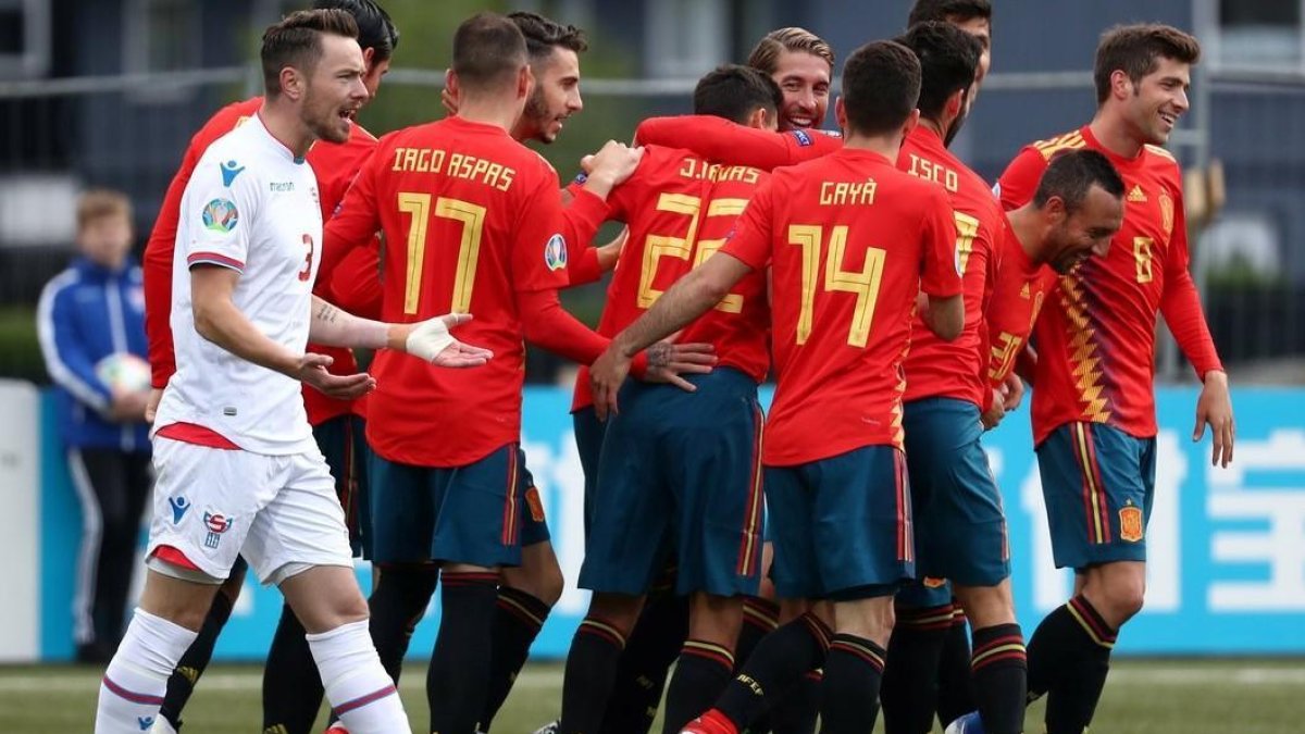 Los jugadores de España celebran uno de los goles en las Islas Feroe.-
