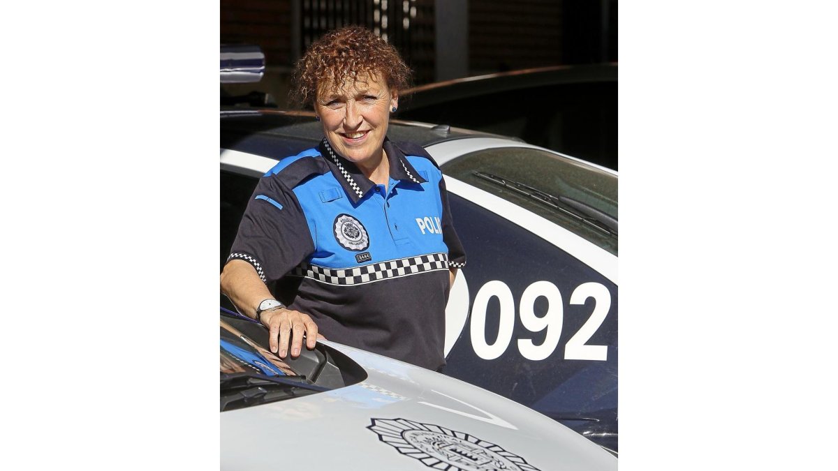 Victoria Cardeñosa, en el aparcamiento de la Policía Municipal.-J. M. LOSTAU