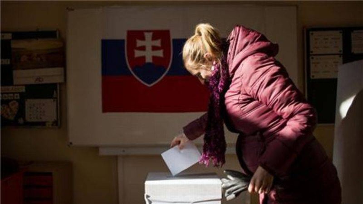 Una mujer deposita su voto en una urna en Bratislava.-Foto: AFP / VLADIMIR SIMICEK