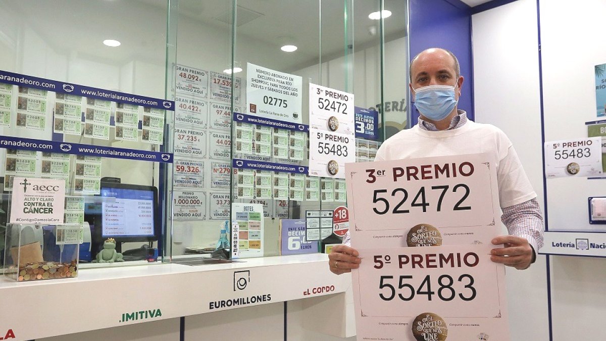 La Administración del Centro Comercial Río Shopping de Arroyo de la Encomienda, en Valladolid, reparte un tercer y un quinto premio de la lotería de Navidad. / ICAL.