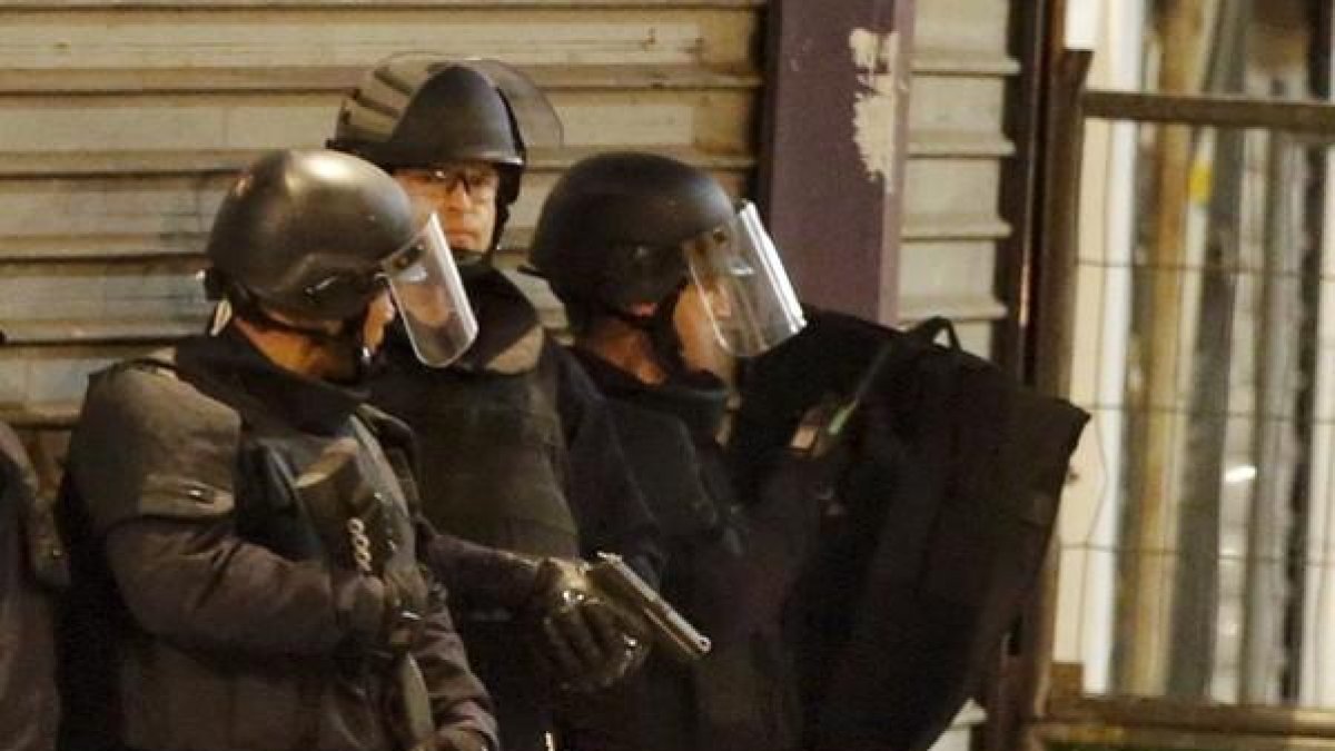 Agentes de las fuerzas especiales rodean el edificio donde se han atrincherado los terroristas, en Saint-Denis.-REUTERS / CHRISTIAN HARTMANN