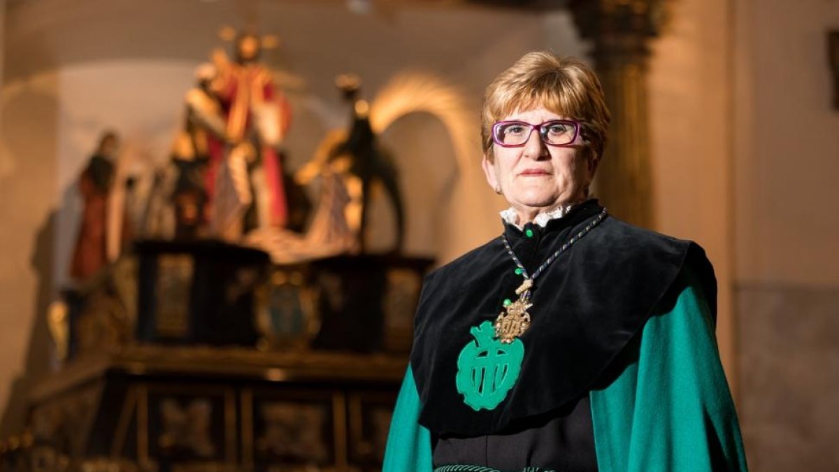 Milagros Ramos Liter junto a la Borriquilla, fechada en el siglo XVI.-P. REQUEJO