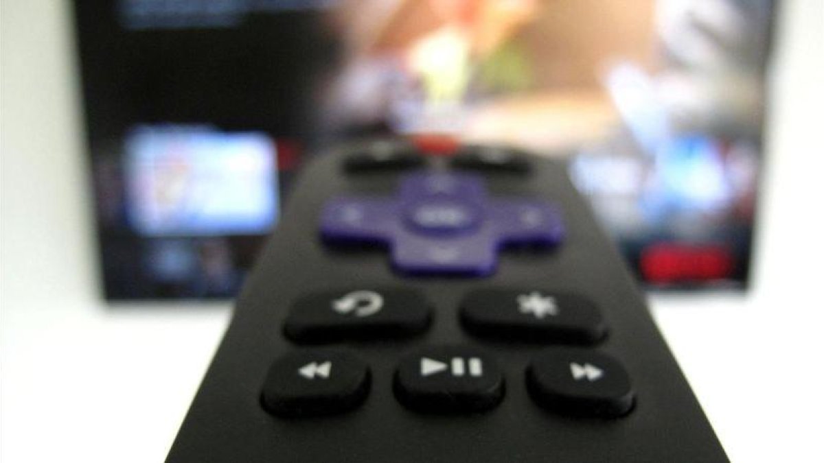 Mando a distancia ante un televisor inteligente con conexión a plataformas de TV por internet.-ARCHIVO