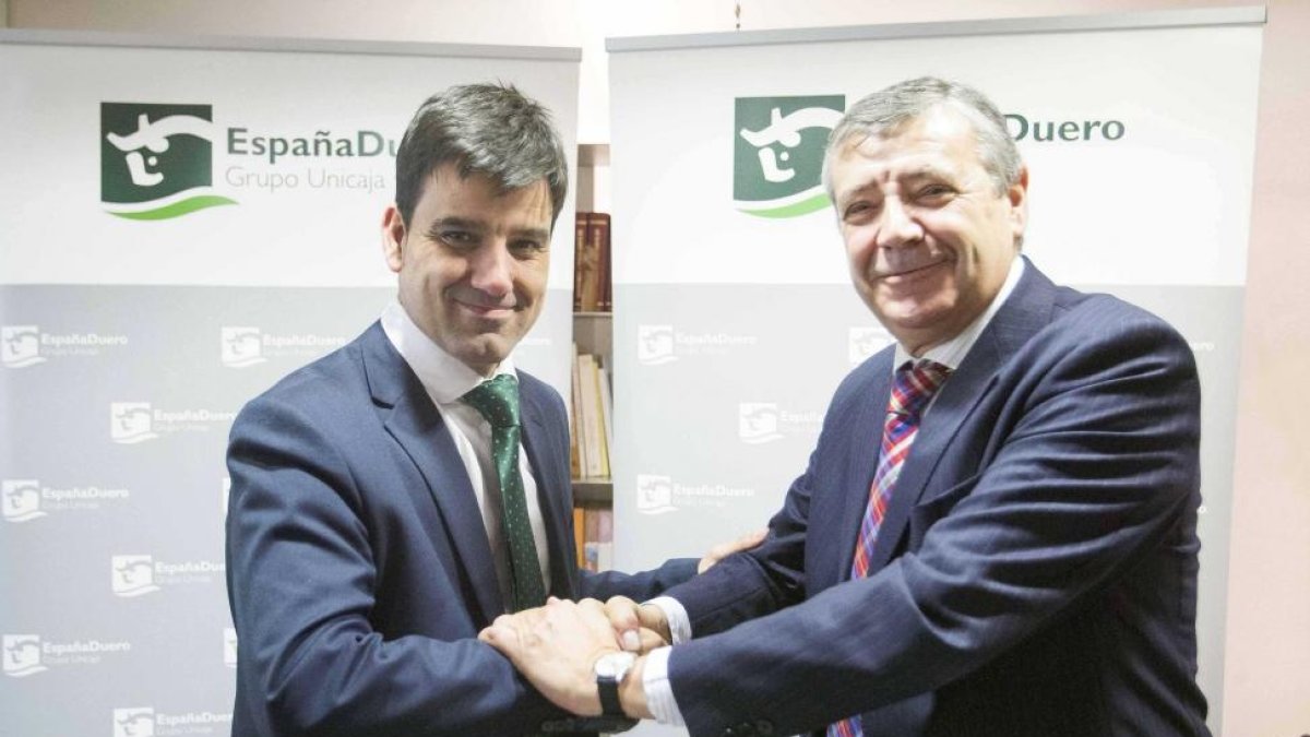 Manuel Rubio, director territorial de EspañaDuero en Valladolid; y Benito Díez, decano del Colegio Oficial de Ingenieros de Caminos, Canales y Puertos de Castilla y León, durante la firma del convenio.-ICAL