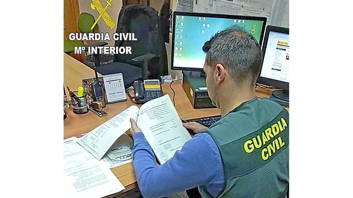 Un agente de la Guardia Civil de Valladolid efectúa pesquisas en su lugar de trabajo.-GUARDIA CIVIL