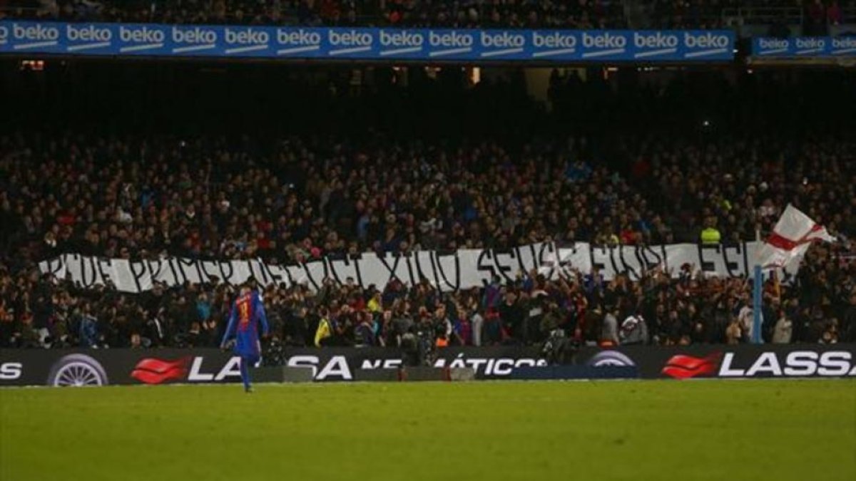 La grada de animación del Barça desplegó una pancarta contra el Espanyol y la propiedad china del club blanquiazul, el domingo en el Camp Nou.-EFE / QUIQUE GARCÍA