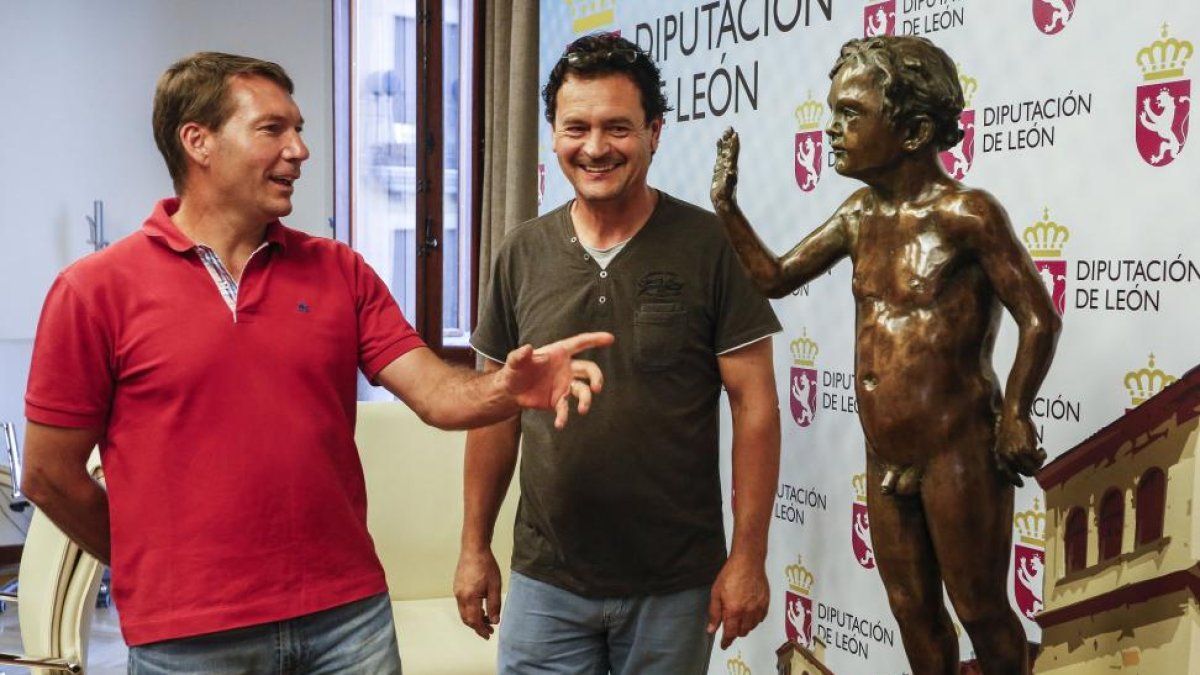 El alcalde del Ayuntamiento de Encinedo (León), José Manuel Moro (I), presenta la escultura.-ICAL