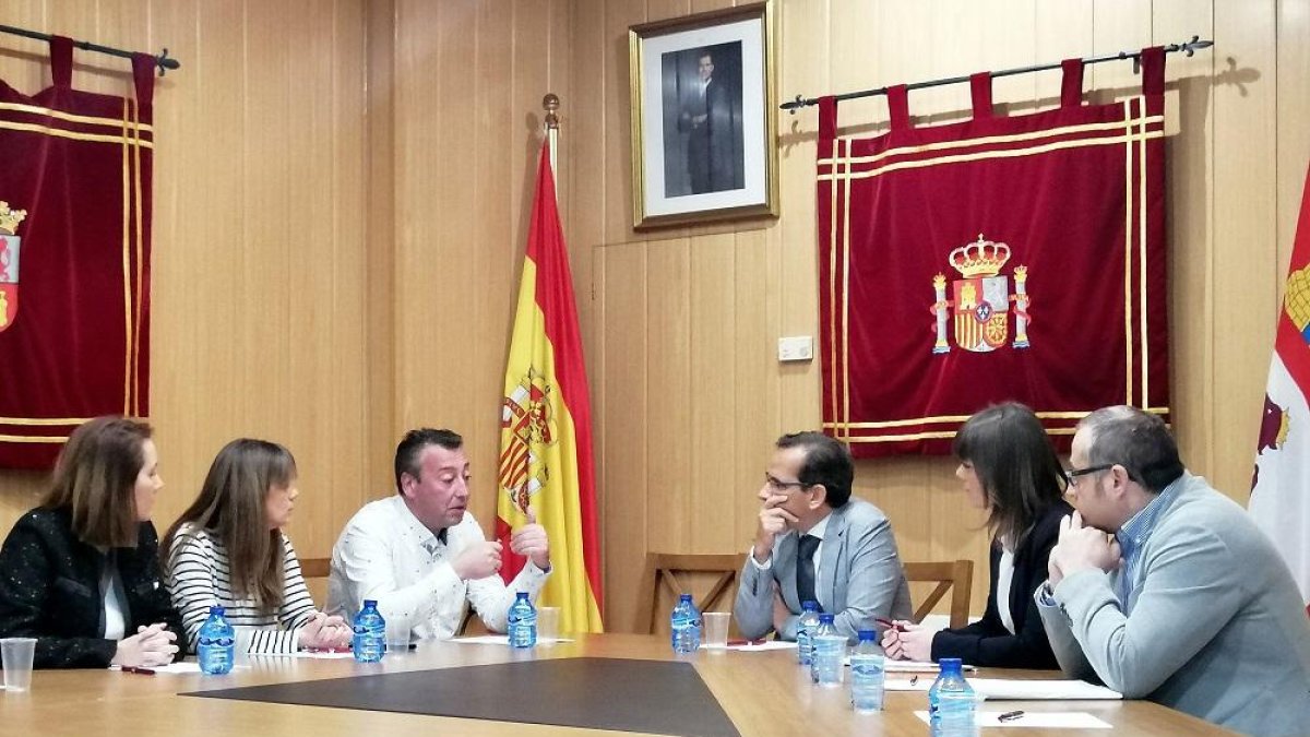 De la Cal expone a Cobos las principales necesidades del municipio, ayer en Aldeamayor de San Martín.-EL MUNDO