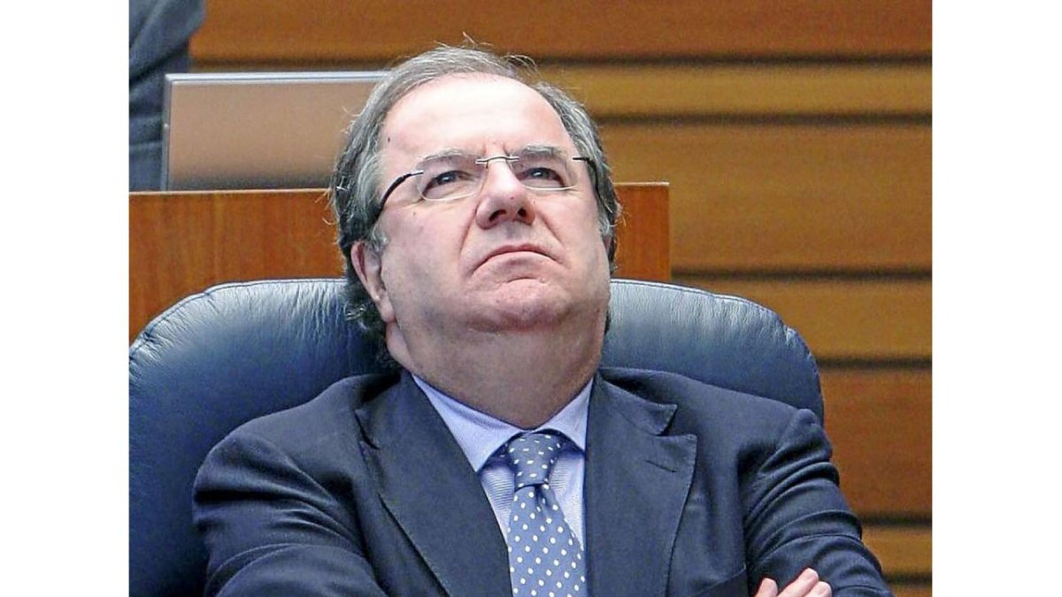 El presidente de la Junta de Castilla y León en su escaño, pensativo, en una imagen de 2014-Ical