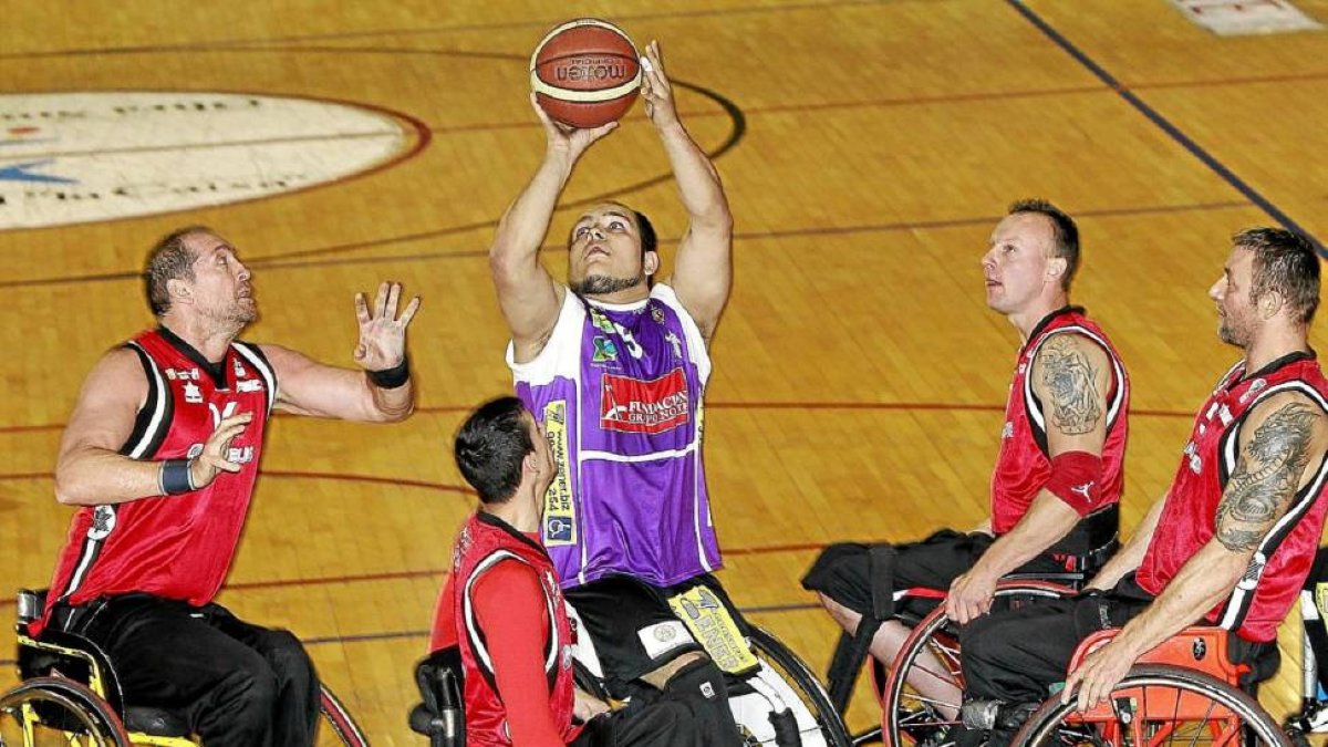 Lalo Prieto, que se dispone a lanzar, participará en el concurso de triples-J. M. LOSTAU