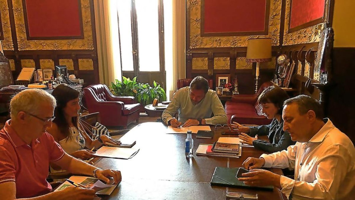 Óscar Puente reunido con la concejala de medio ambiente y los directores de Limpieza y Parques y Jardines.-EL MUNDO