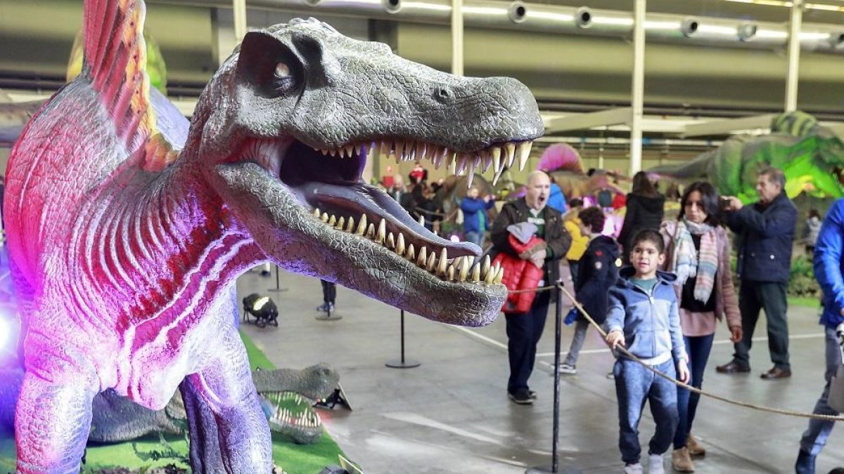 Una madre y un hijo observan la figura del Spinosaurio, una de las cien que acoge Dino Expo XXL.-J.M. LOSTAU