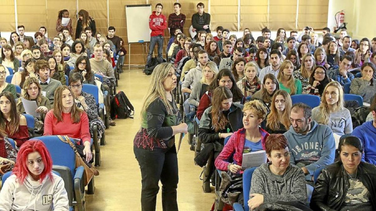 Algunos de los estudiantes extranjeros llegados a la Universidad de Valladolid asisten a la reunión de orientación en la Casa del Estudiante-J.M.Lostau