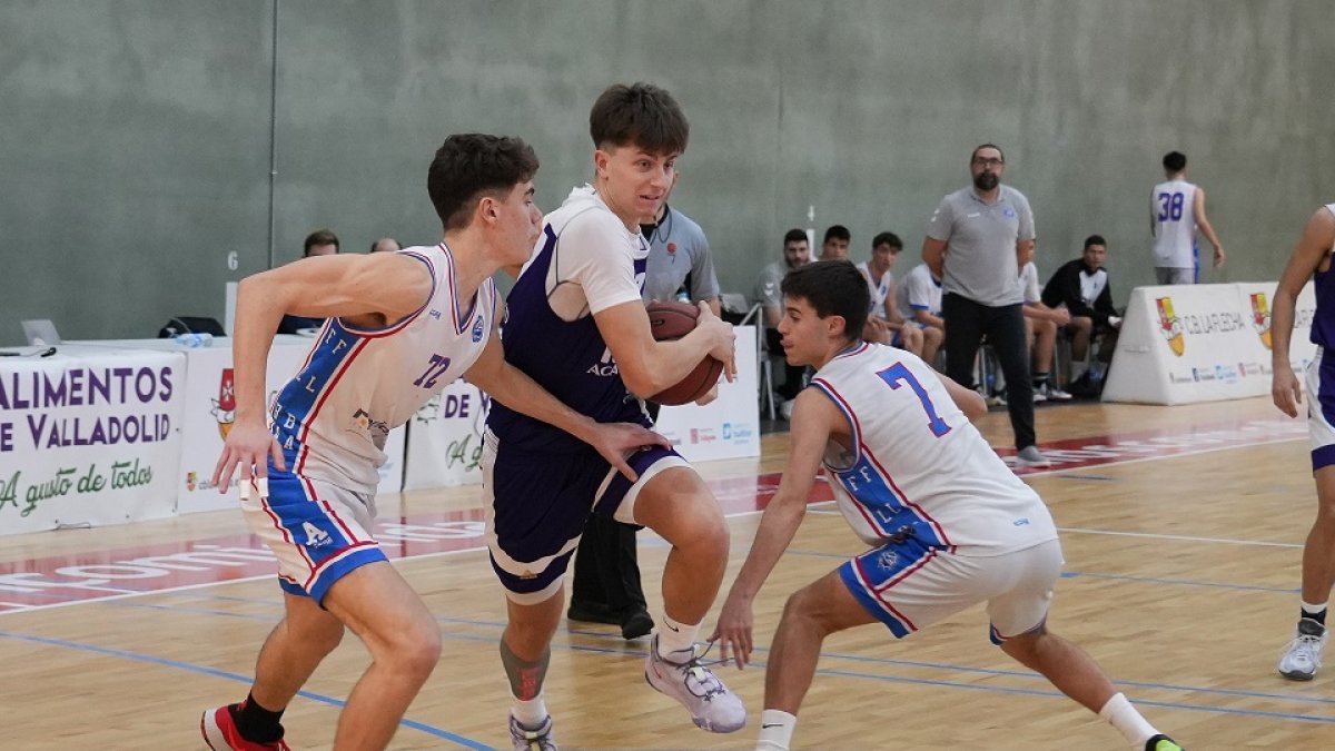 Popa intenta penetrar entre dos jugadores del Lucentum. / J. M . LOSTAU