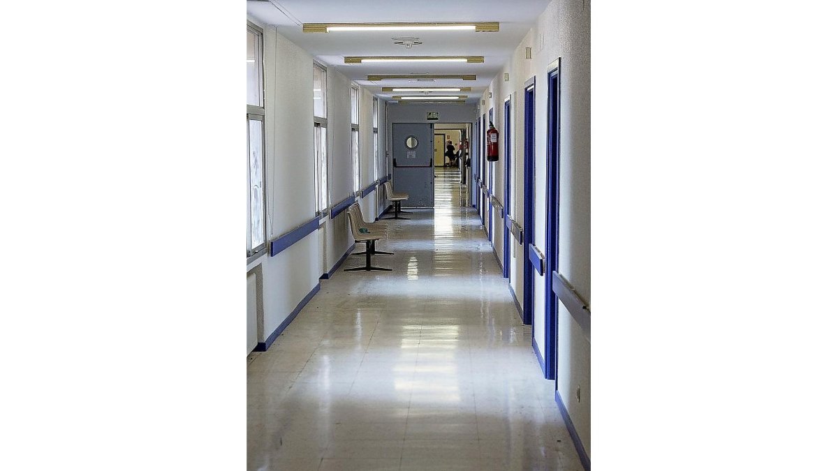 Imagen del pasillo del un hospital vallisoletano.-PABLO REQUEJO (PHOTOGENIC)