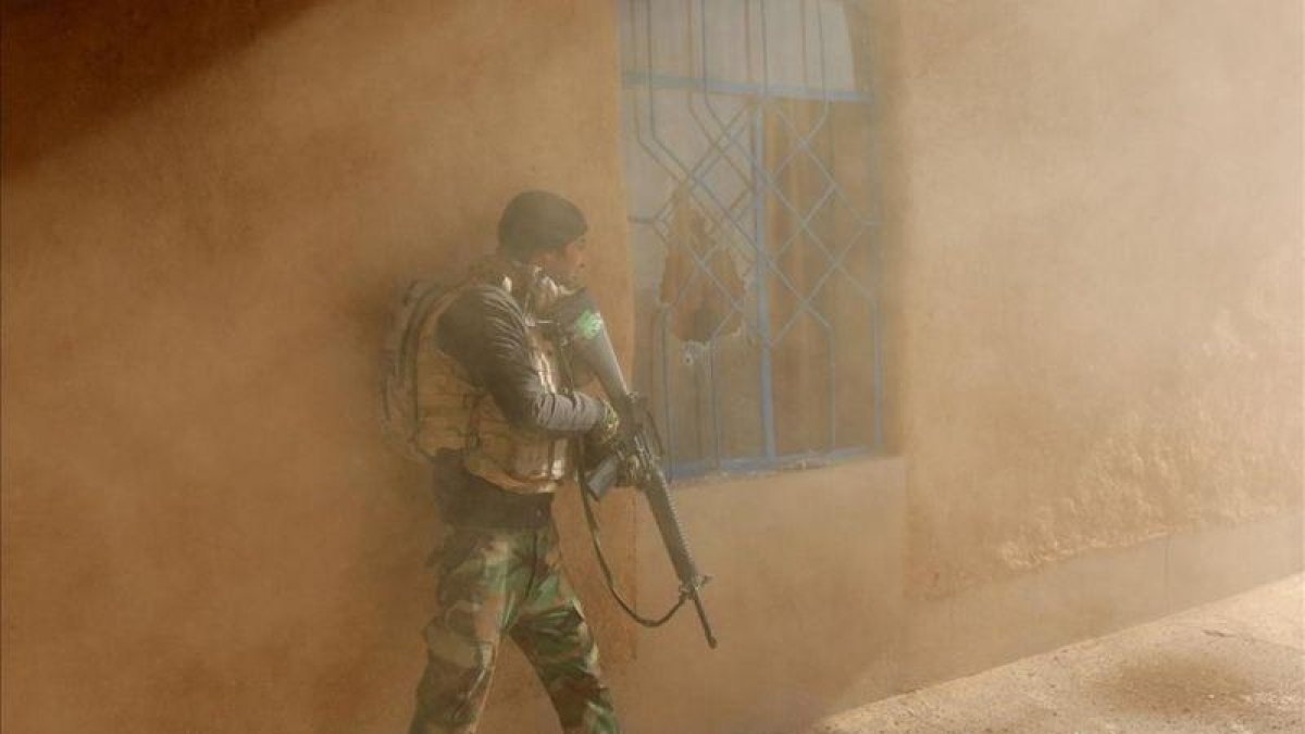 Un soldado iraquí durante los enfrentamientos con combatientes del estado islámico en Al-Qasr Sureste de Mosul, Irak.-REUTERS / GORAN TOMASEVIC