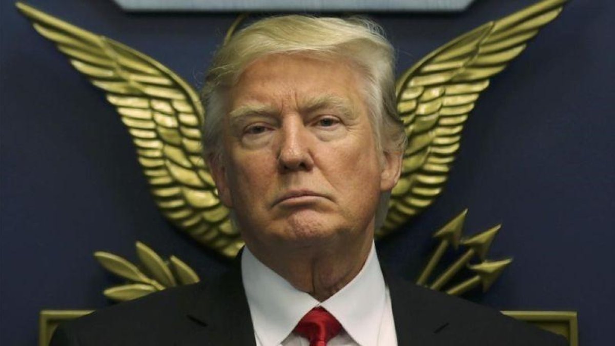 El presidente estadounidense, Donald Trump, en el juramento del nuevo secretario de defensa, James Mattis.-CARLOS BARRIA