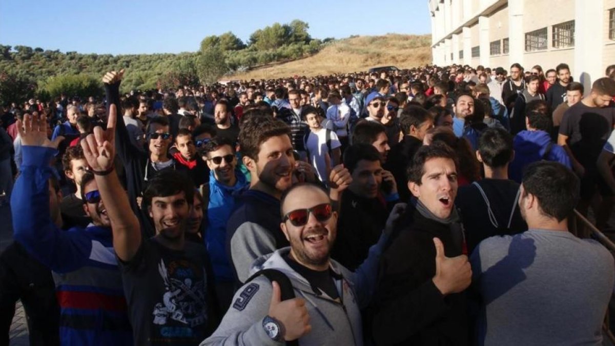 Miles de personas abarrotan las calles de Almodóvar del Río, para los 'castings' de Juego de tronos'.-SALAS