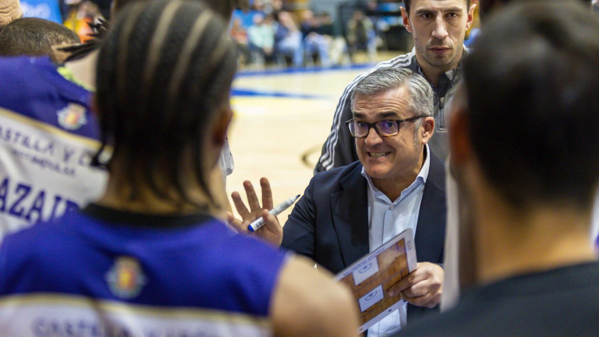 Paco García da instrucciones en un tiempo muerto. / EL MUNDO