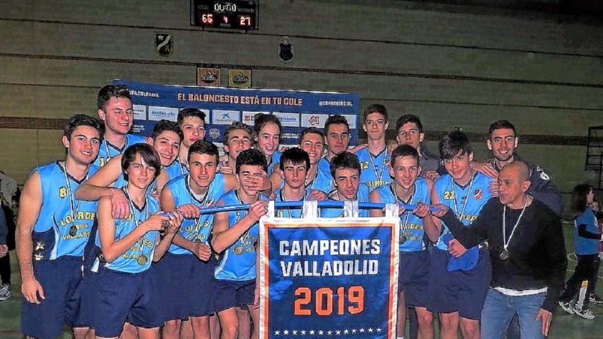 Las ‘Aguilas’ de Lourdes, campeón masculino de la Copa Colegial.-EL MUNDO
