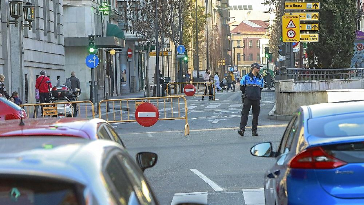 La calle Duque de la Victoria cortada al tráfico ayer, por los elevados niveles de contaminación.-J. M. LOSTAU