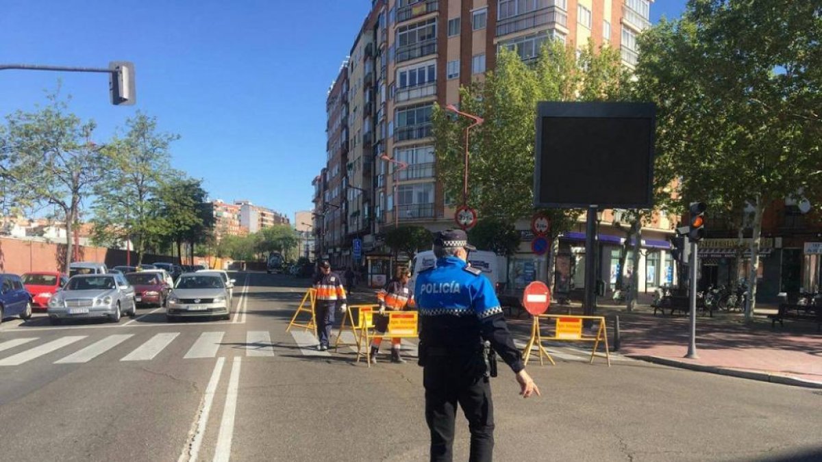 La policía corta el tráfico a la altura del túnel de Labradores.-@PoliciaVLLTwitter