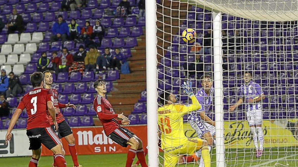 Mata cruza el balón de cabeza al segundo palo tras el centro de Jose en el 4-0, la jugada más y mejor elaborada por el Valladolid en el partido disputado ayer.-J.M.LOSTAU