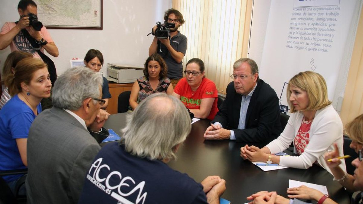 La consejera de Familia e Igualdad de Oportunidades, Alicia García (D), participa en una reunión de trabajo con los responsables de Accem en la Comunidad acompañada por el alcalde de León, Antonio Silván (CD)-ICAL