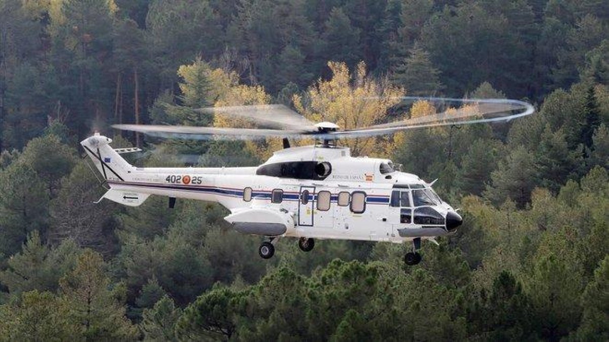El helicóptero con los restos de Franco aterriza en el mausoleo del Valle de los Caidos en San Lorenzo del Escorial.-