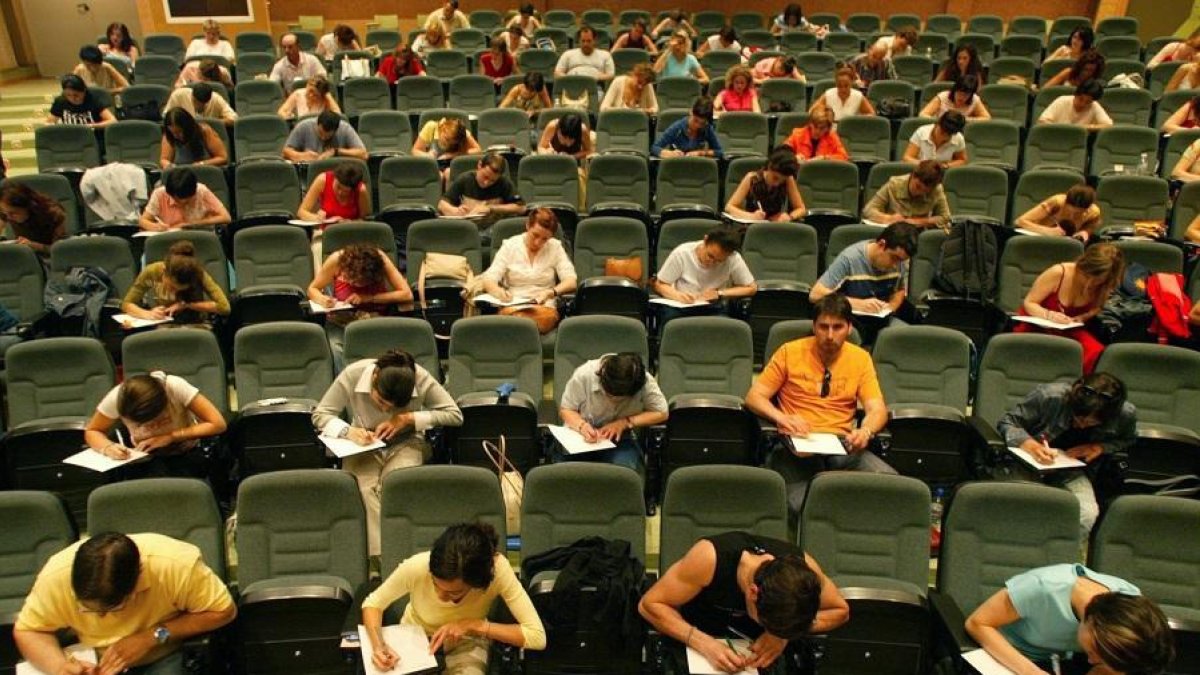 Opositores vallisoletanos durante el examen de Maestro de Lengua Extranjera Inglés-ICAL